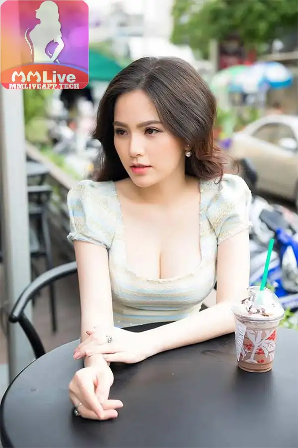 Ảnh hotgirl huyền trang sexy khoe da trắng