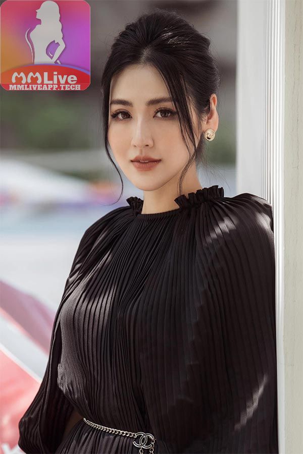 Ảnh hot girl dương tú anh nhìn sang chảnh